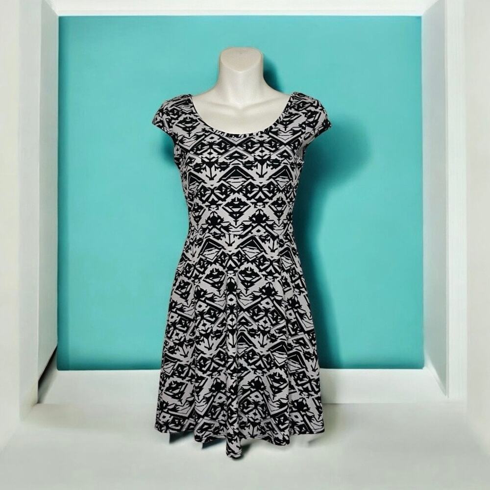 Myth Geometric Print Fit & Flare Knee-Length Dress Cap Sleeve Black & White Sz S